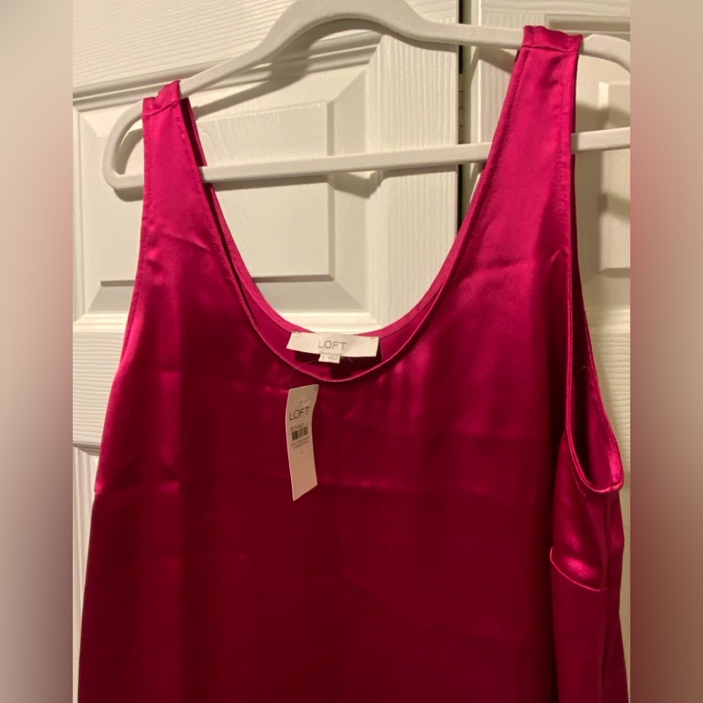 Gorgeous NWT Fuchsia Satin LOFT Top - Picture 2 of 3